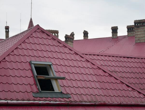 RainTech Roofing - fragment-of-a-metal-roof-of-the-restored-old-multi-storey-building-in-lviv-ukraine_t20_vRA6Oj